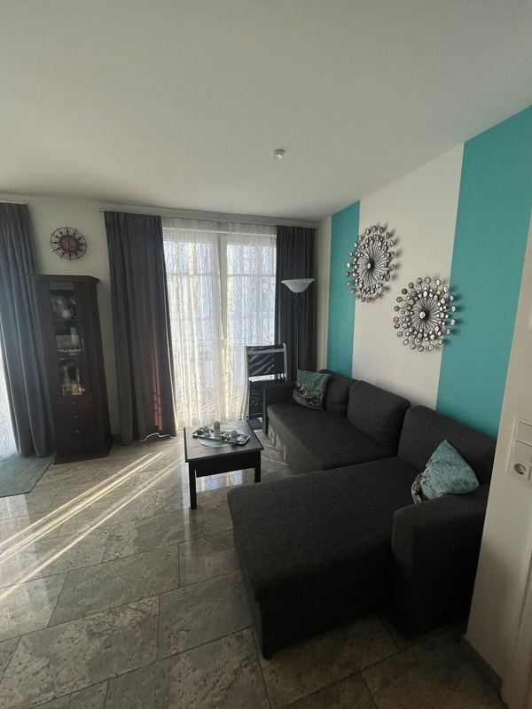 Gemütliche Sofaecke in Türkis und Grau