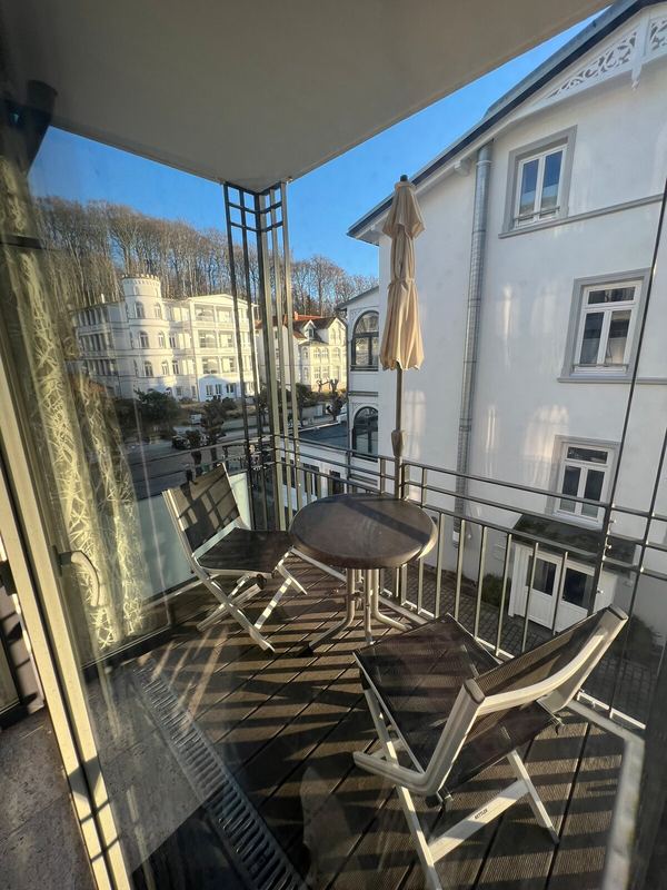 Südbalkon mit Blick auf die weißen Villen der Wilhelmstraße